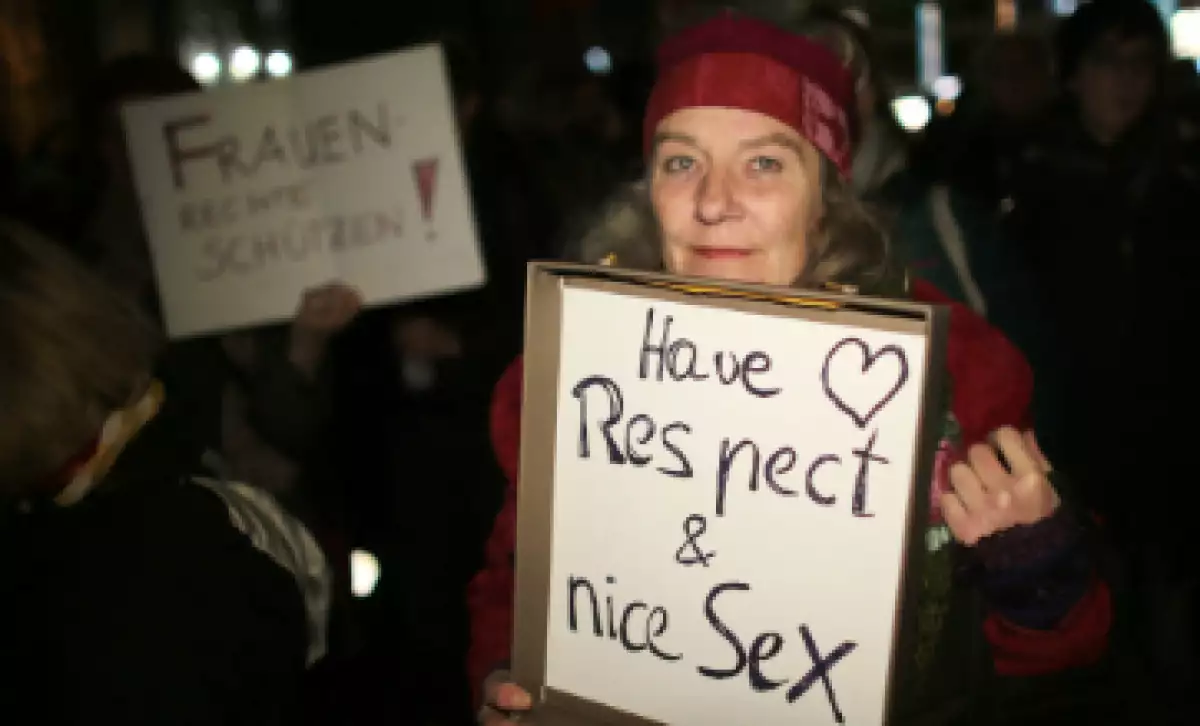 Decenas de personas se manifestaron en repudio a los ataques sexuales en la ciudad. (Foto: AFP)