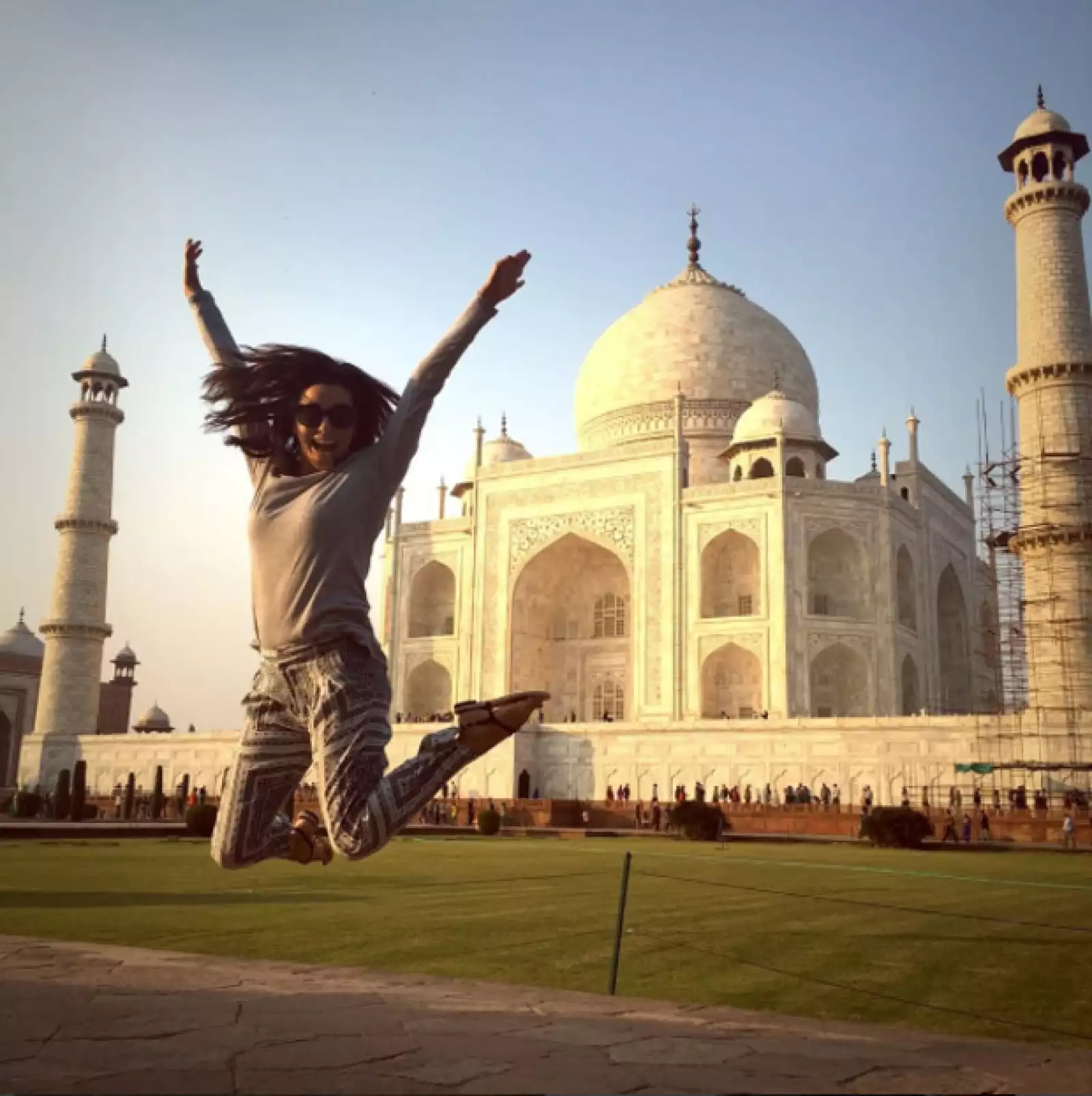 Eva frente al Taj Majal.