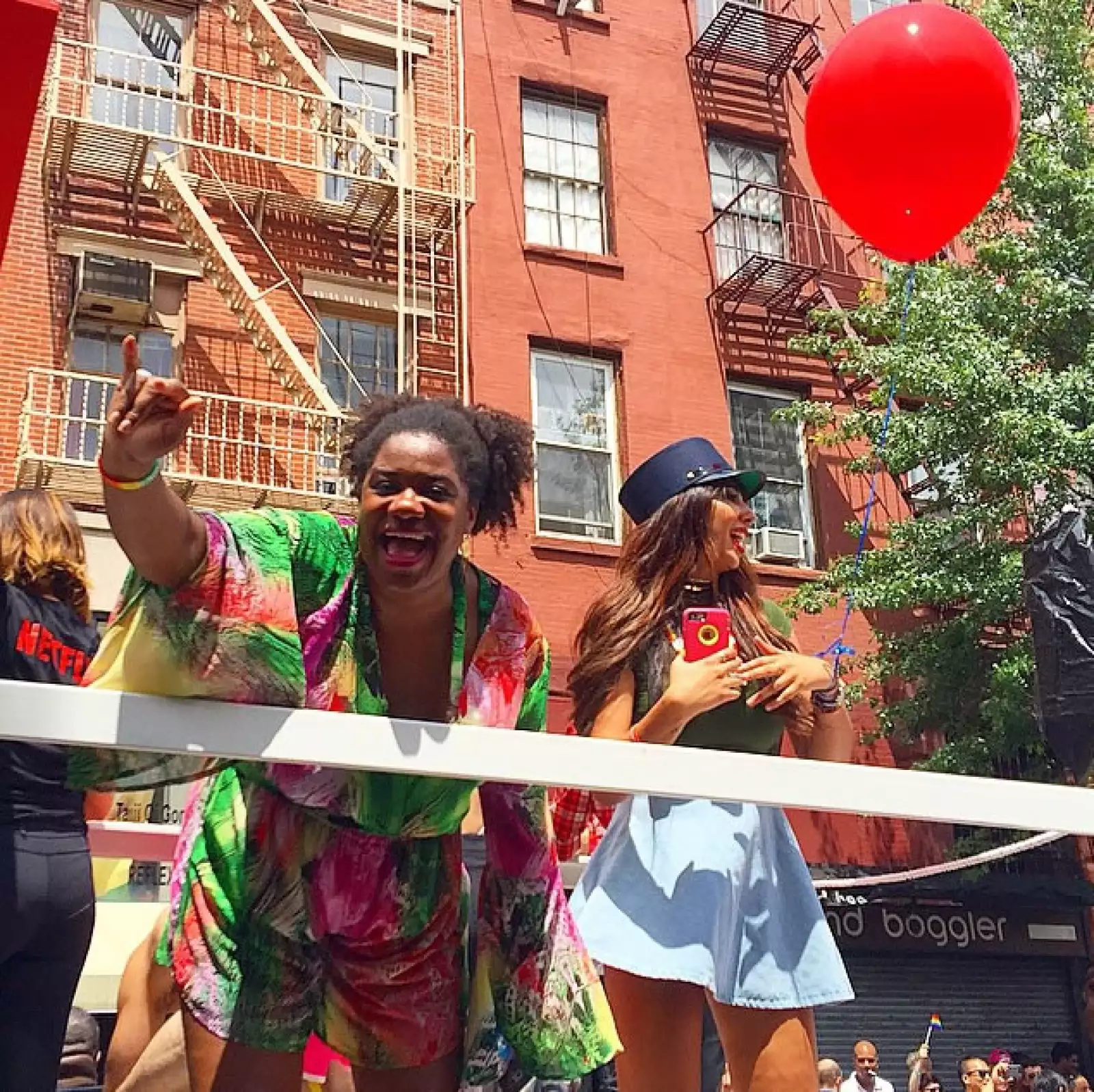 Asi fueron captadas las actrices, entusiasmadas, por los asistentes durante el evento.