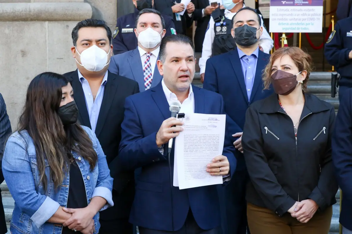 Christian Von Roehrich, coordinador de los diputados en el Congreso de la Ciudad de México en una conferencia de prensa a las puertas del congreso capitalino.