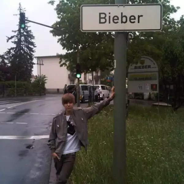 El nuevo ídolo juvenil, Justin Bieber, encontró esta señal en la calle y no perdió la oportunidad de llevarse la foto del recuerdo.