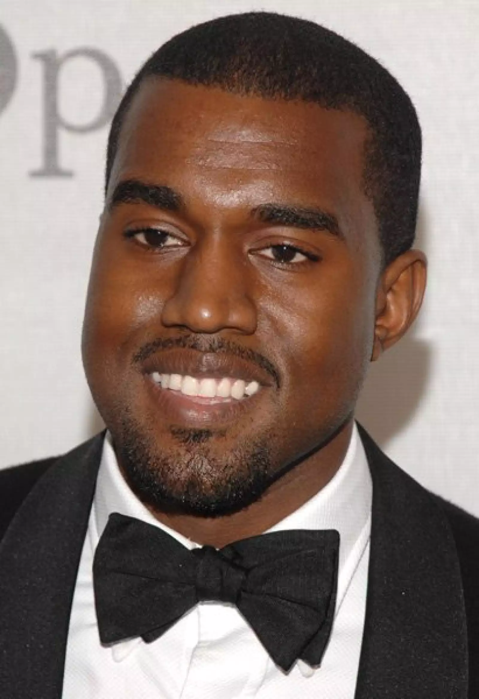 El famoso músico Kanye Westterminó su compromiso con la diseñadora Alexis Phifer en 2008, y aunque que dice que Scarlett Johansson es su `chica blanca favorita´ no tiene ni novia ni planes matrimoniales.