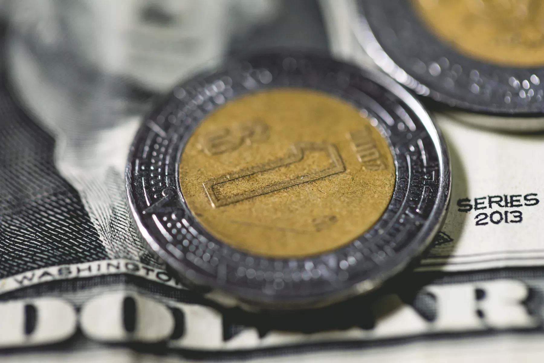 Precio del petróleo hace que el peso se aprecie frente al dólar.