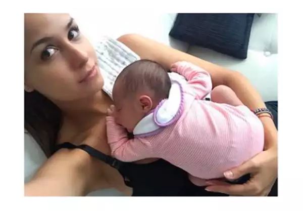 La conductora no puede ocultar la felicidad que trajo Gia a su vida.