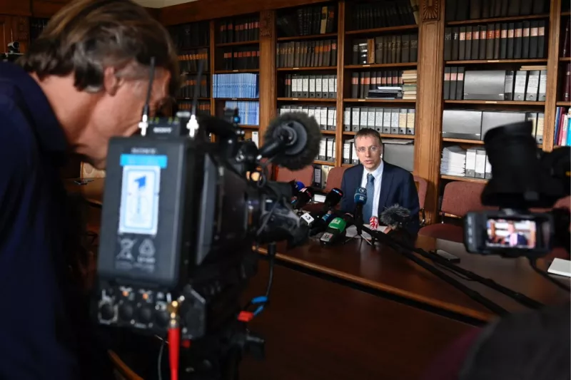 El fiscal de Sarreguemines, Olivier Glady (C), se dirige a los medios de comunicación en el juzgado de Sarreguemines, en el este de Francia, el 7 de agosto de 2023, después de que la policía francesa dijera que había arrestado a un ciudadano alemán de 55 años que está acusado de mantener cautiva a su esposa de 53 años en un apartamento desde 2011.