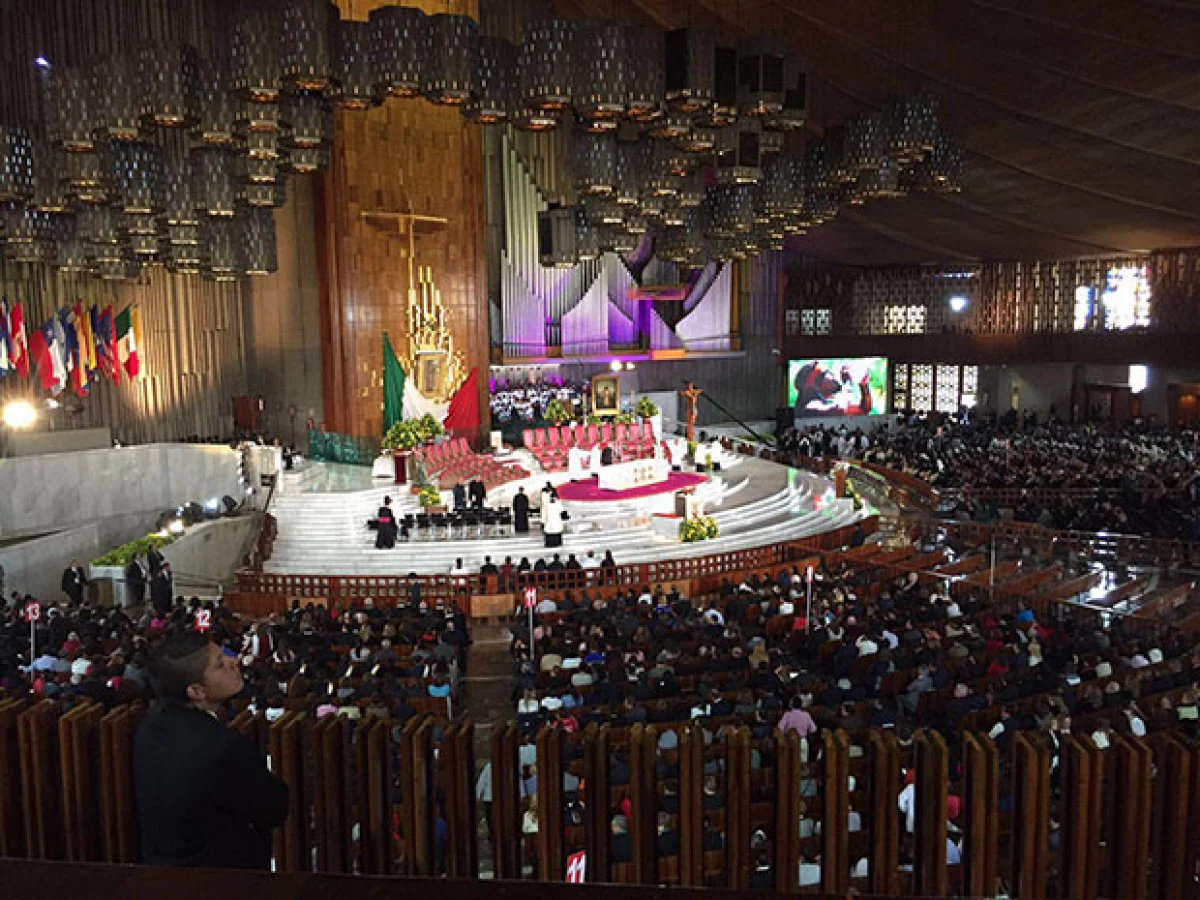 El presidente Peña Nieto y otros políticos se encuentran en el ‘recinto de la Guadalupana’; por la mañana el pontífice visitó el Palacio Nacional y la Catedral Metropolitana.