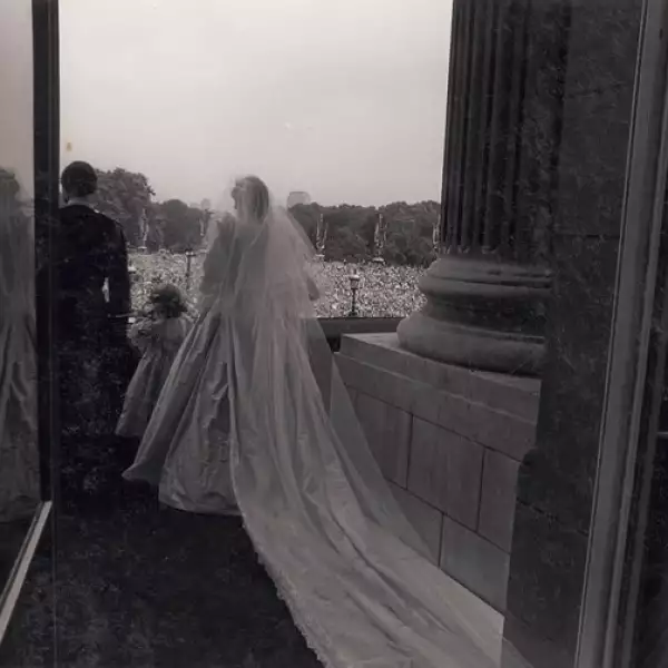 Como nuevos esposos, Diana y Carlos saludan a los miles de ingleses que se reunieron afuera del palacio por el enlace.