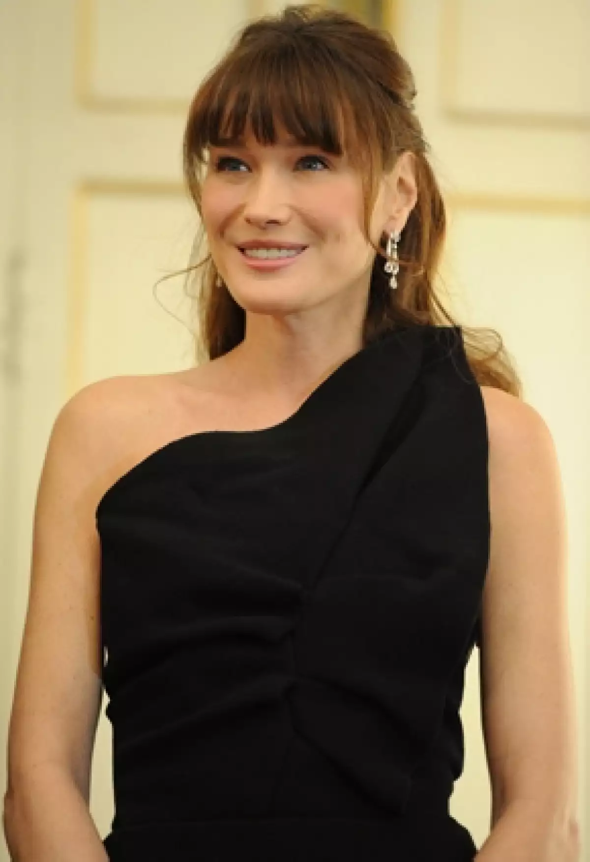 La primera dama de Francia confirmó que no irá al festival cinematográfico, a pesar de que la película de Woody Allen en la que participó abrirá el evento.
