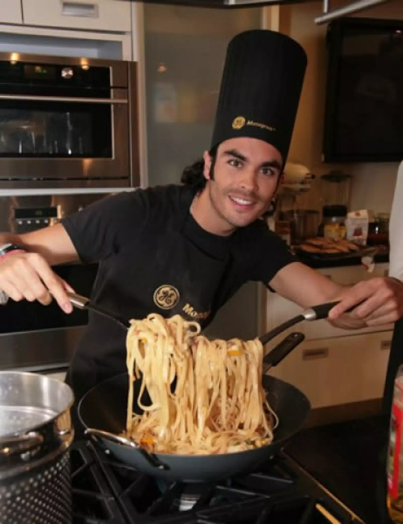 El actor Gonzalo García Vivanco cocinó lo que no podía faltar: un rico fetuccini con salmón y espárragos.