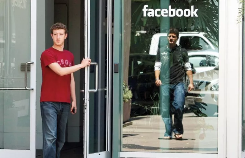 Mark Zuckerberg es uno de los jóvenes más ricos del mundo. Contrario al estilo de vida de los billonarios, él vive en una pequeña casa rentada y maneja un auto compacto.