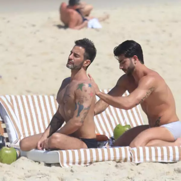 Según el mensaje que publicó Louis, los motivos de su ruptura se debieron a la distancia y la falta de tiempo para estar juntos.