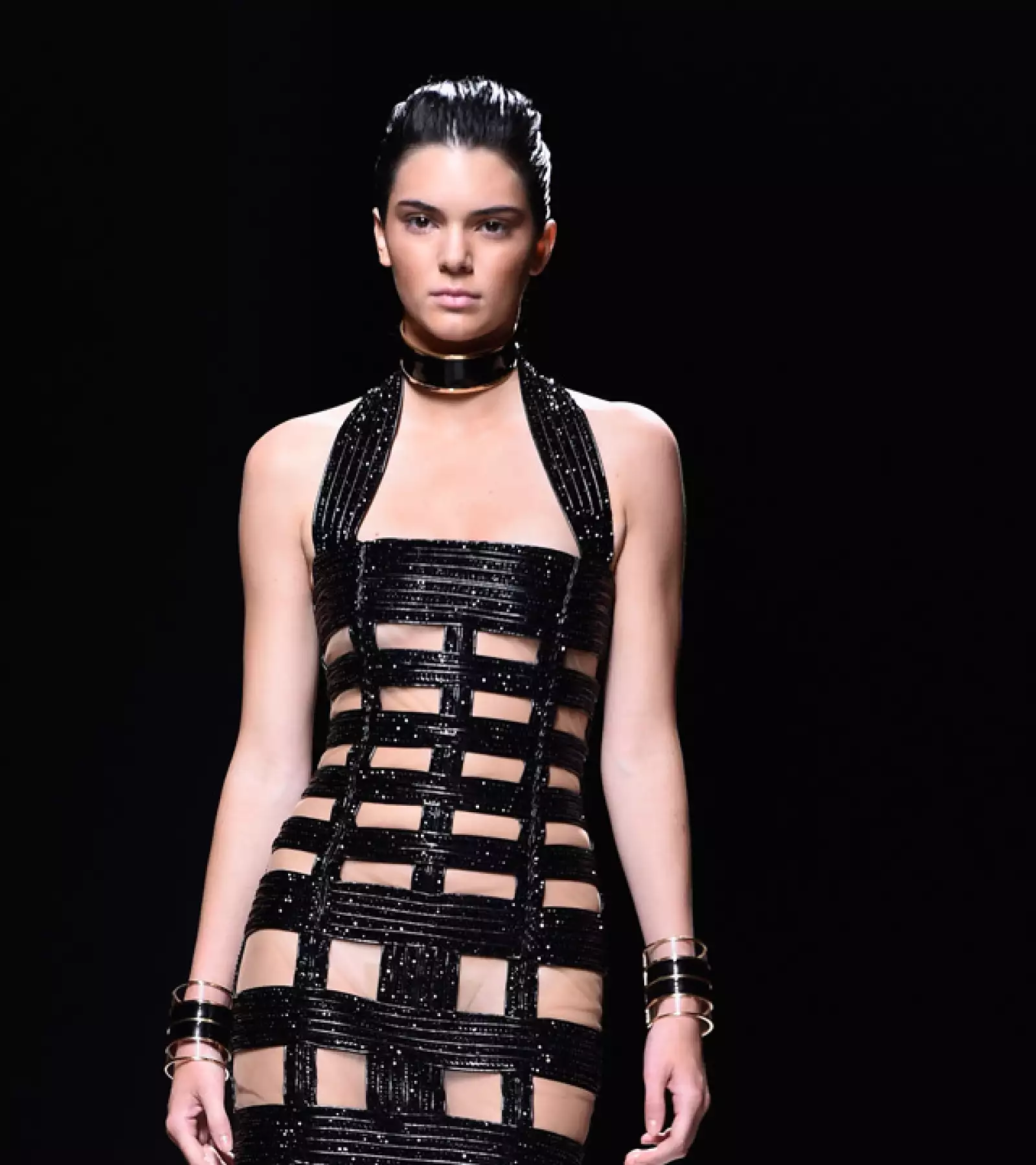 Definitivamente uno de los vestidos que más representa su paso por las pasarelas, durante el Paris Fashion Week en septiembre de 2014 para Balmain. Kim y Kanye también han modelado para la firma.