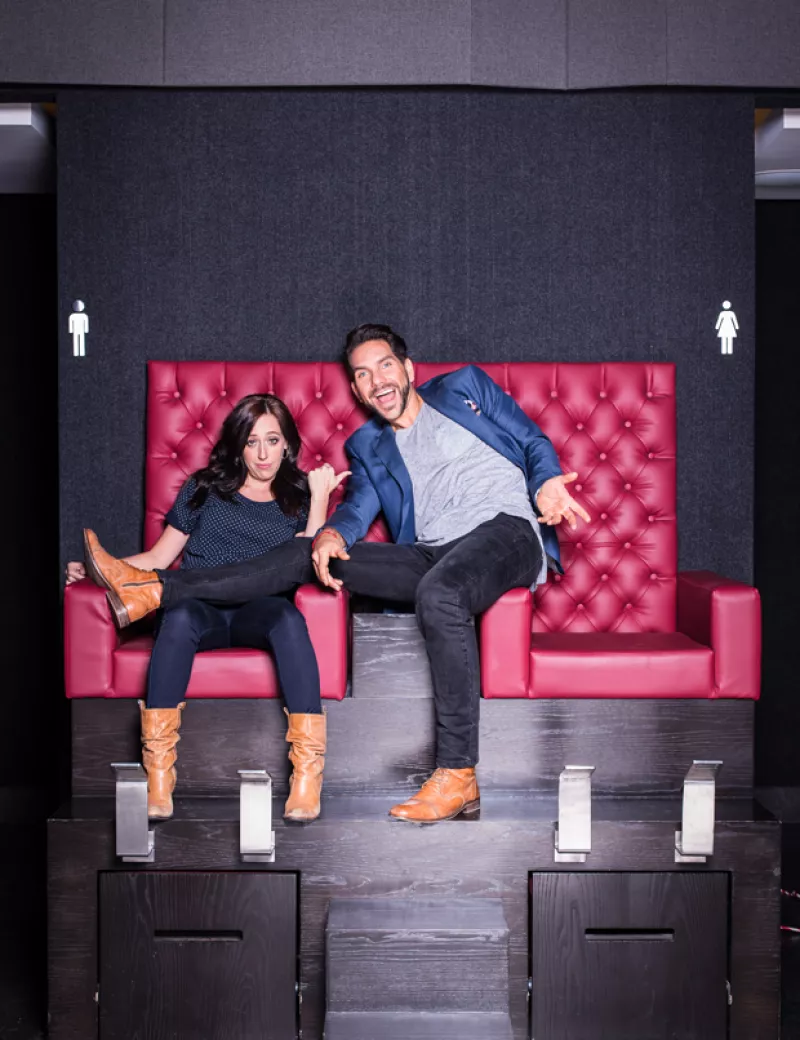 Luis Gerardo Méndez no es el único robando cámara en Club de Cuervos, Mariana Treviño como su hermana y Arap Bethke como el primo "forever" se están volviendo fan favorites instantáneos.