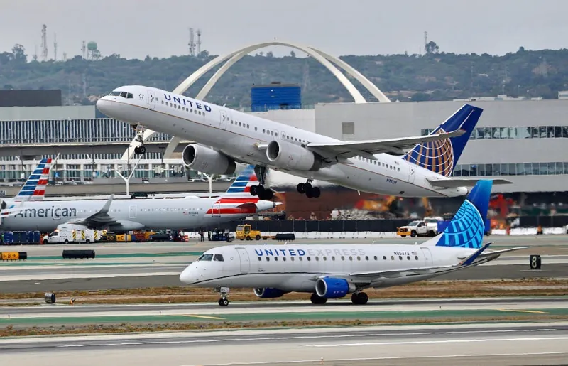 Un avión de United sobre la pista de despegue de un aeropuerto.