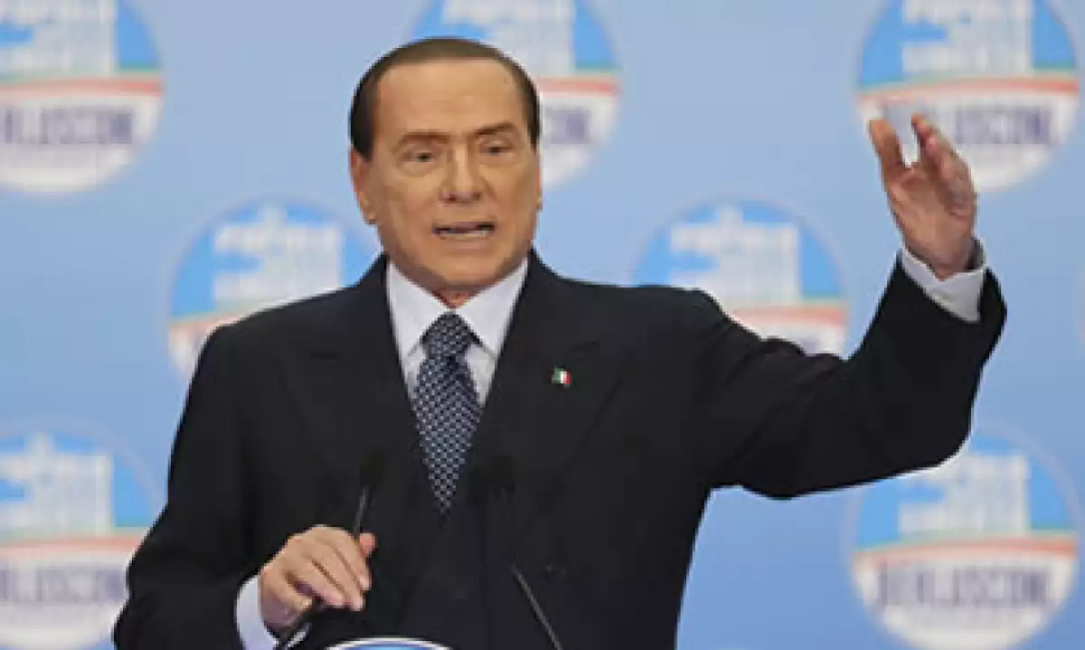 Berlusconi dijo que sólo la centroderecha podría sacar a Italia de la oscura niebla de la recesión. (Foto: AP)