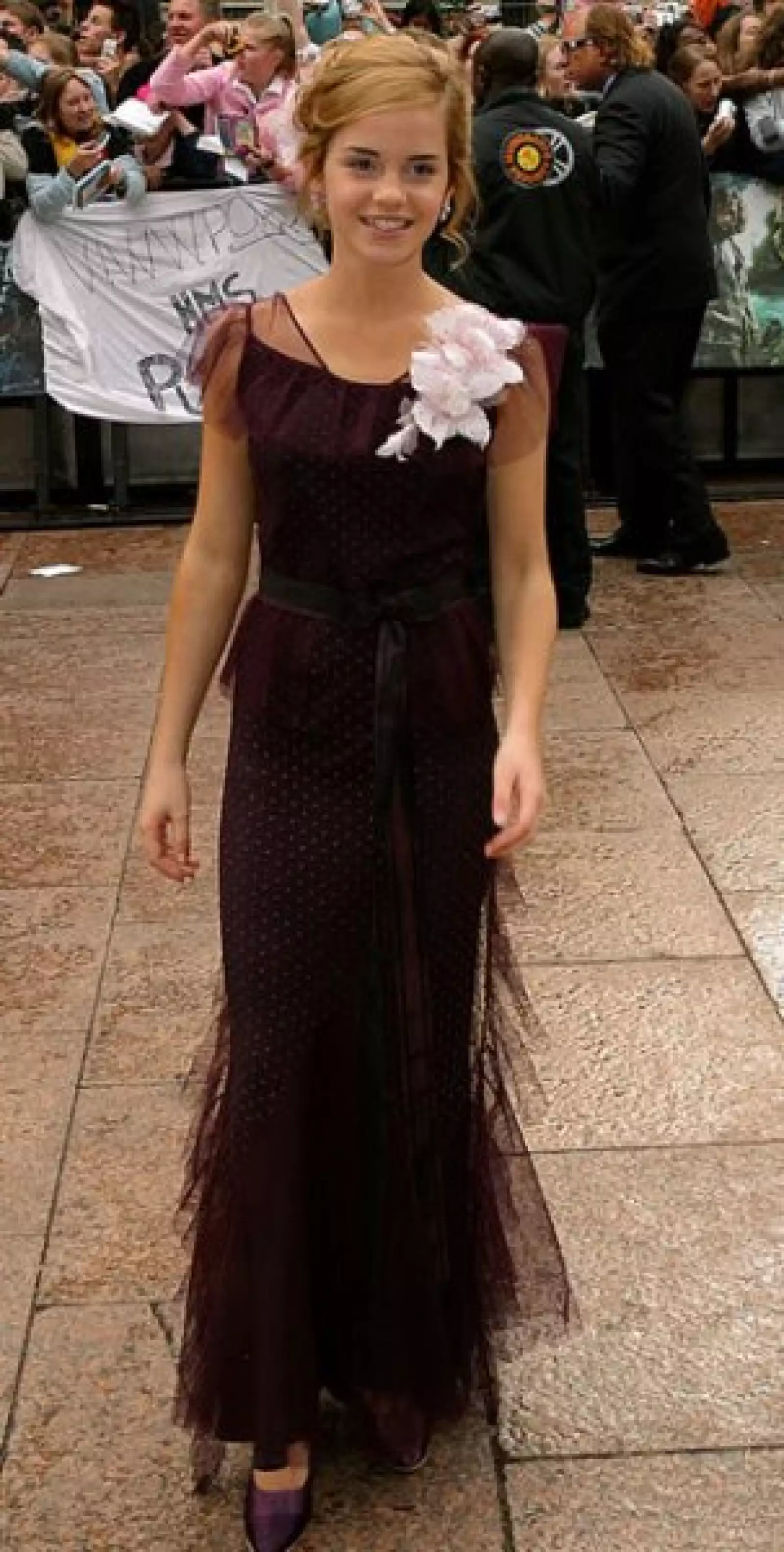 Un vestido de velour con forro de encaje y detalle de flores fue lo que Emma eligió para la premiere en Londres de `Harry Potter y el prisionero de Azkaban´.