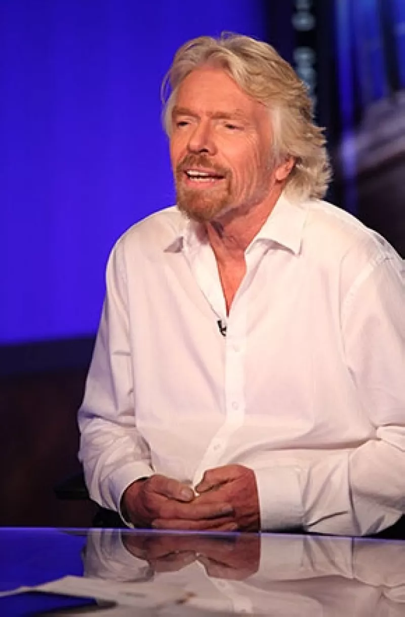 El magnate británico afirmó que la empresa 'Virgin Galactic' continuará con el programa de vuelos espaciales para turistas, pese al accidente de ayer en el que un piloto murió y otro se encuentra grave.