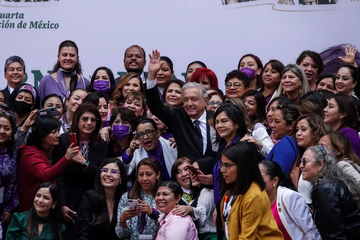 Andrés Manuel López Obrador se fotografió con las asistentes a la ceremonia con motivo del Día Internacional de la Mujer en Palacio Nacional.