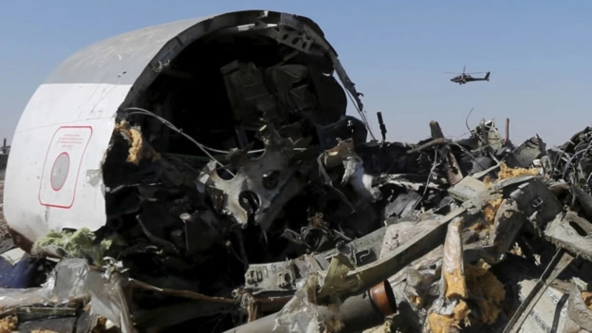 Restos del avión ruso que se estrelló en Egipto, dejando más de 200 muertos