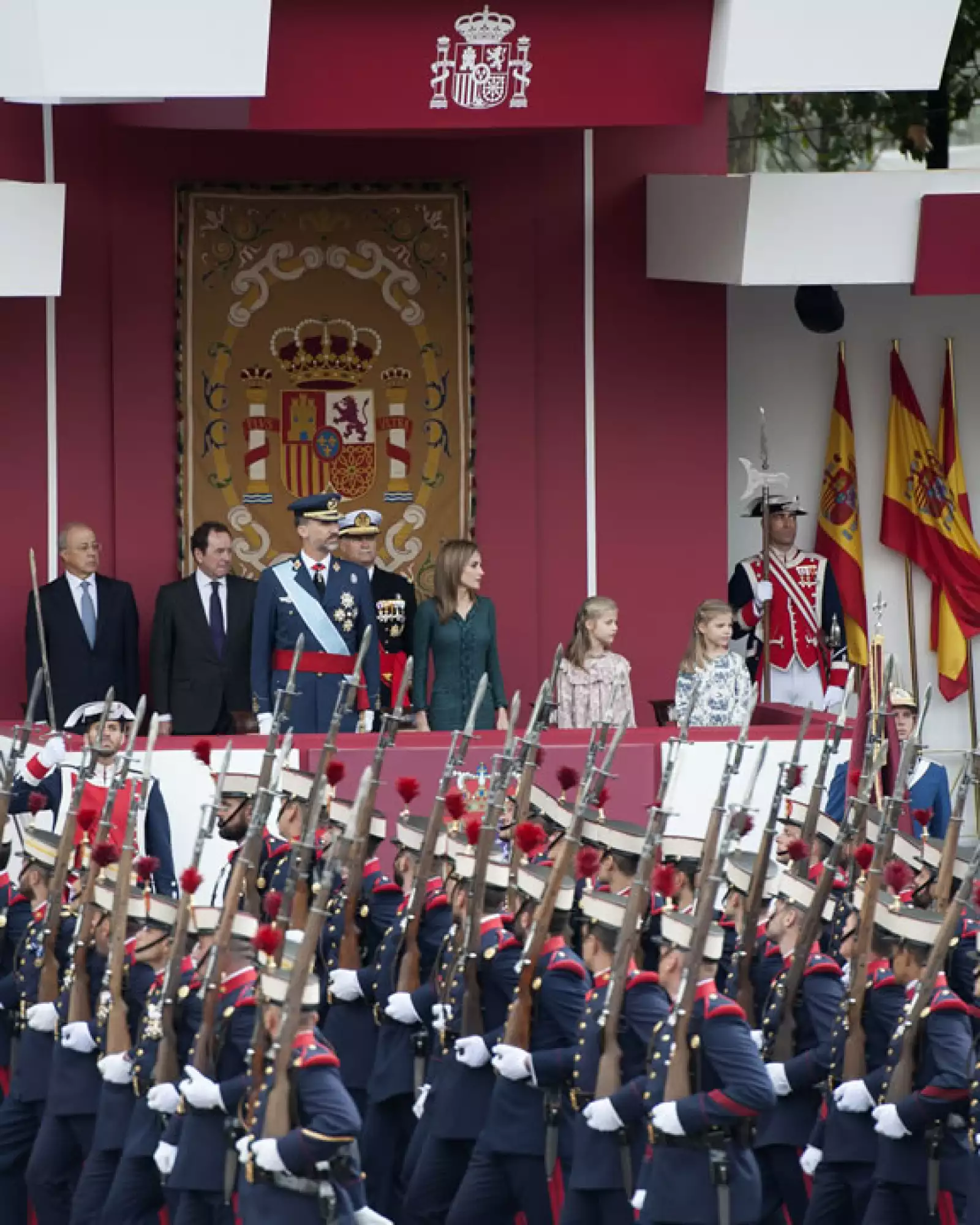 En el desfile participan cerca de 3 mil militares.