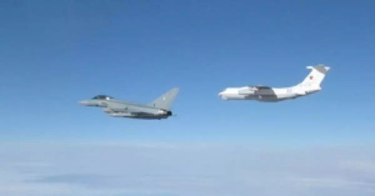 Caza Typoon de las Fuerzas Aéreas Británicas (izquierda) escolta a un avión de reabastecimiento IL78 Midas ruso. 