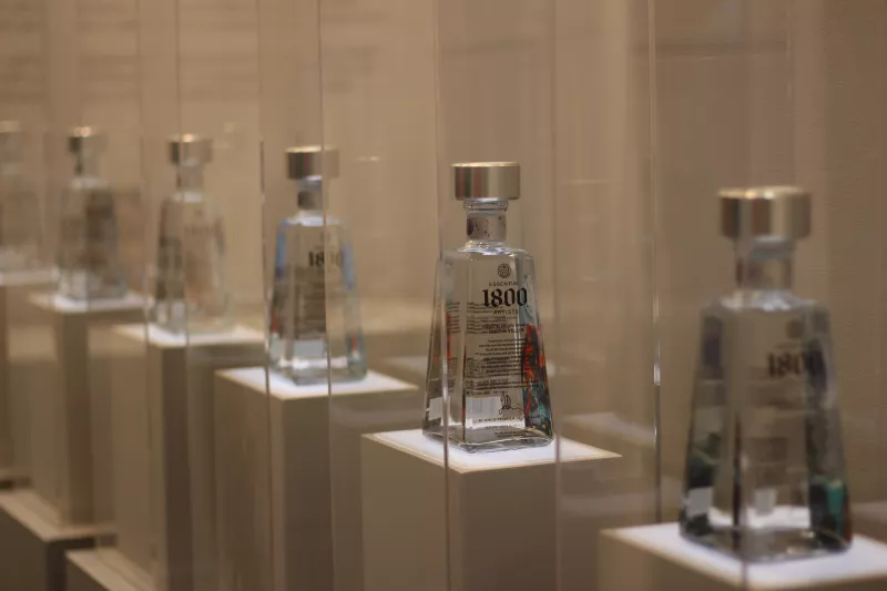 Tequila 1800 Essential presenta su onceava edición de la mano del artista Dustin Yellin 
