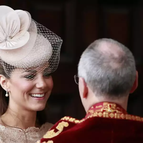 Kate llegando al servicio religioso.