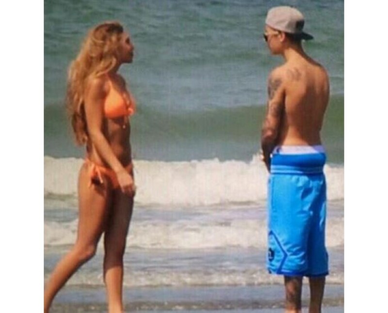 Justin escapó a las playas de Panamá en compañía de la modelo que lo acompañaba la noche que lo arrestaron.