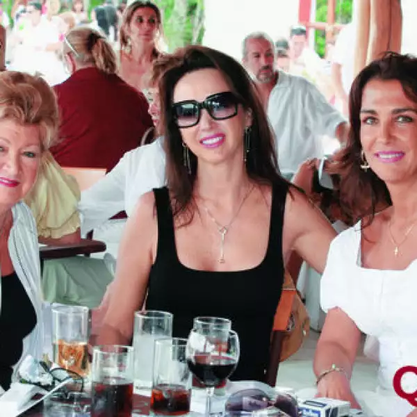 Julieta Perez Rea, Silvia Perez Rea, Elsa Contreras