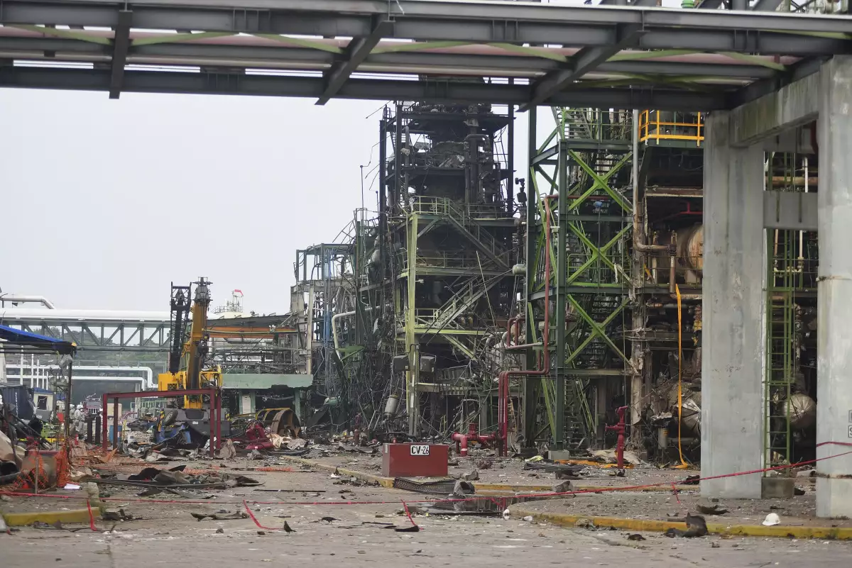 Los equipos de seguridad ingresaron a las zonas de más difícil acceso de la planta de Pemex que registró una explosión el 20 de abril.