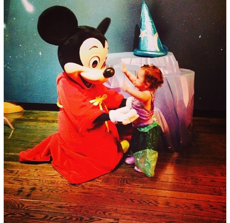 La comediante de 38 años presumió esta tierna imagen de su bebé con Mickey Mouse.