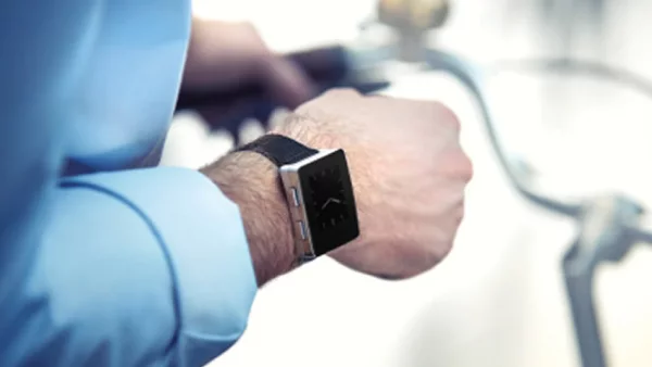 Este reloj mide constantemente el ritmo cardiaco, funciona como podómetro y está disponible con correa de piel en color negro o café.