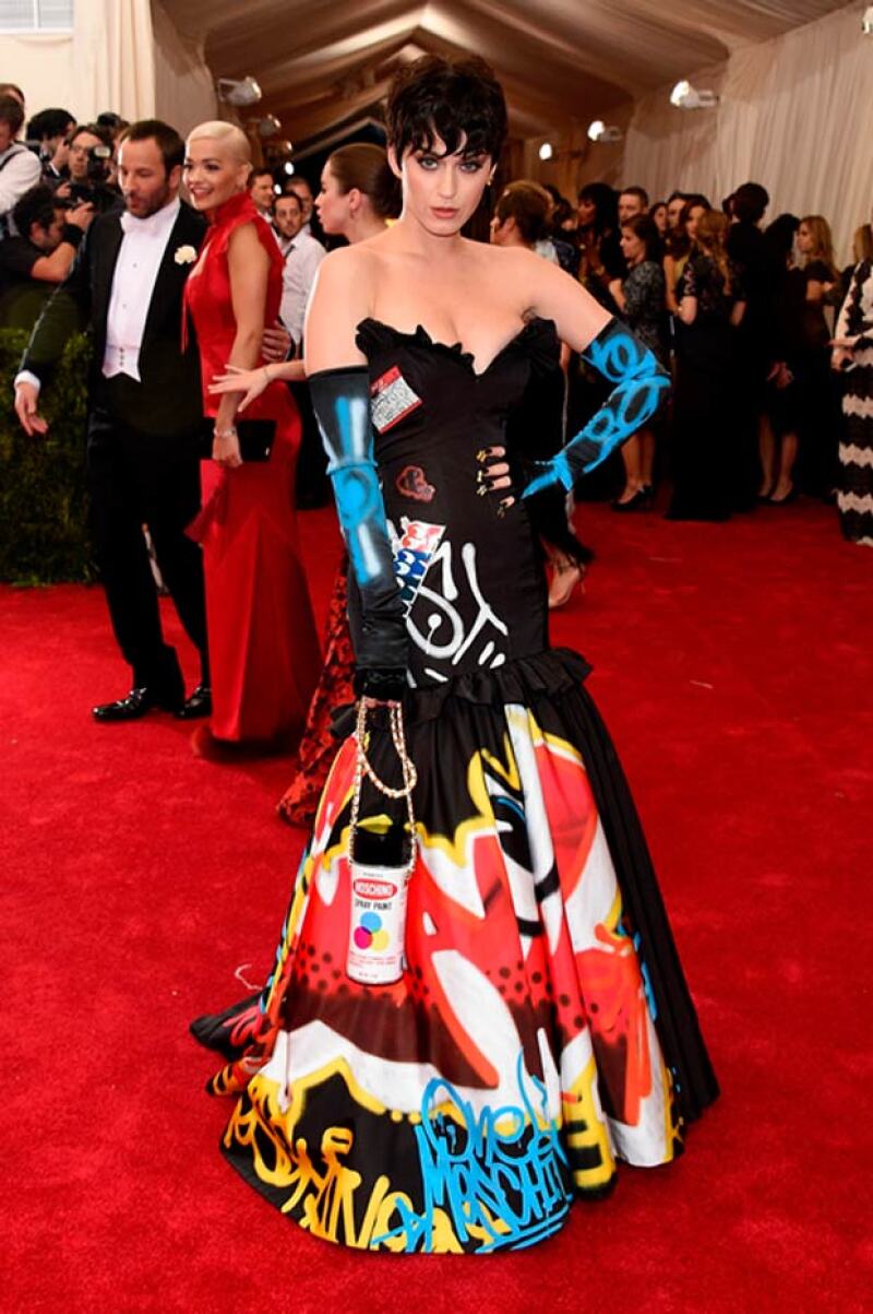 Aunque Katy es divertida y sensual, en algunas ocasiones sus elecciones para la red carpet no son del todo acertadas, pues este vestido fue de los más criticados, en la Met Gala.