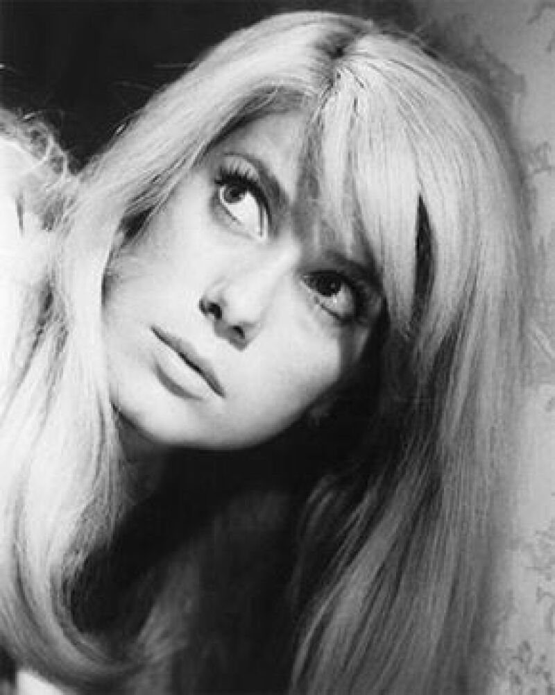 La guapa actriz francesa es considerada una de las mujeres más sexys de todos los tiempos dentro del cine, comenzó su carrera en los 60.