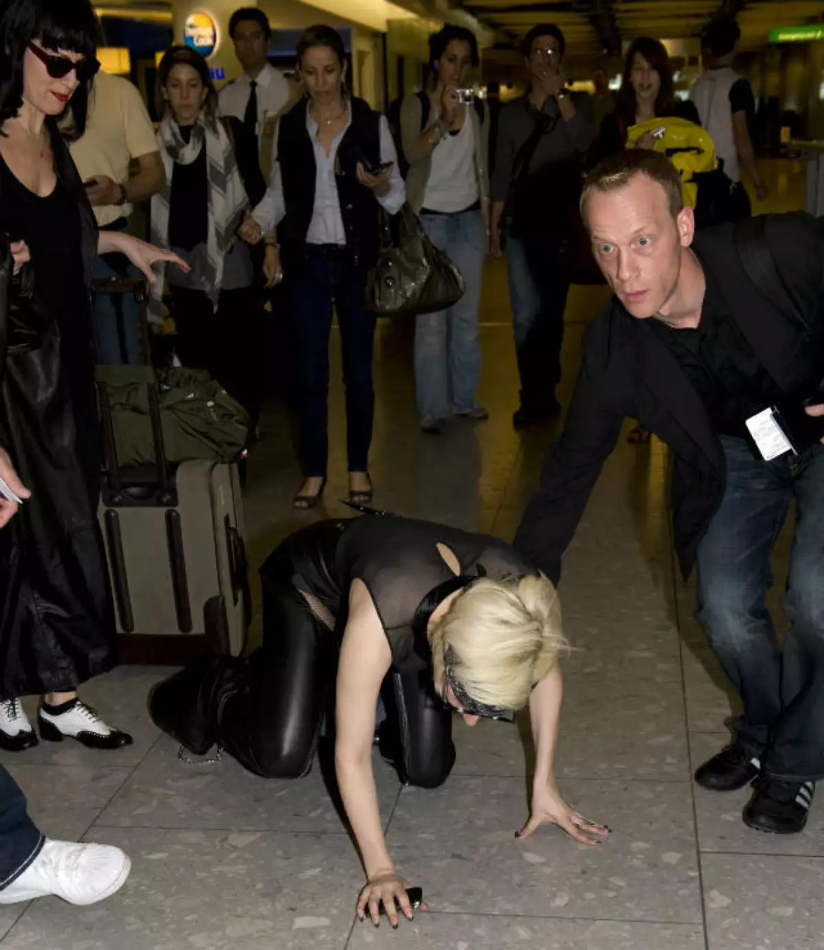 Los zapatos altos de Lady Gaga le jugaron una mala pasada en el aeropuerto de Heathrow, donde tropezó y su foto, desde el suelo, fue captada por los espectadores y hecha meme después.
