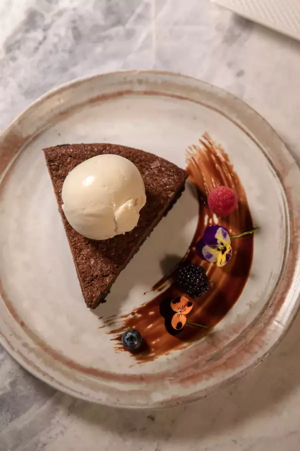 postre-de-chocolate-en-el-restaurante-beluga