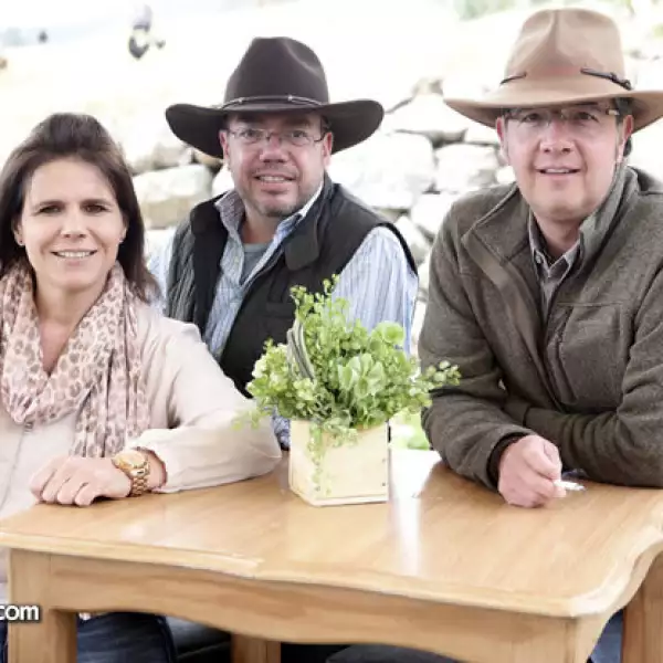 Pili y Luis Bonilla con Mauricio Cebarían