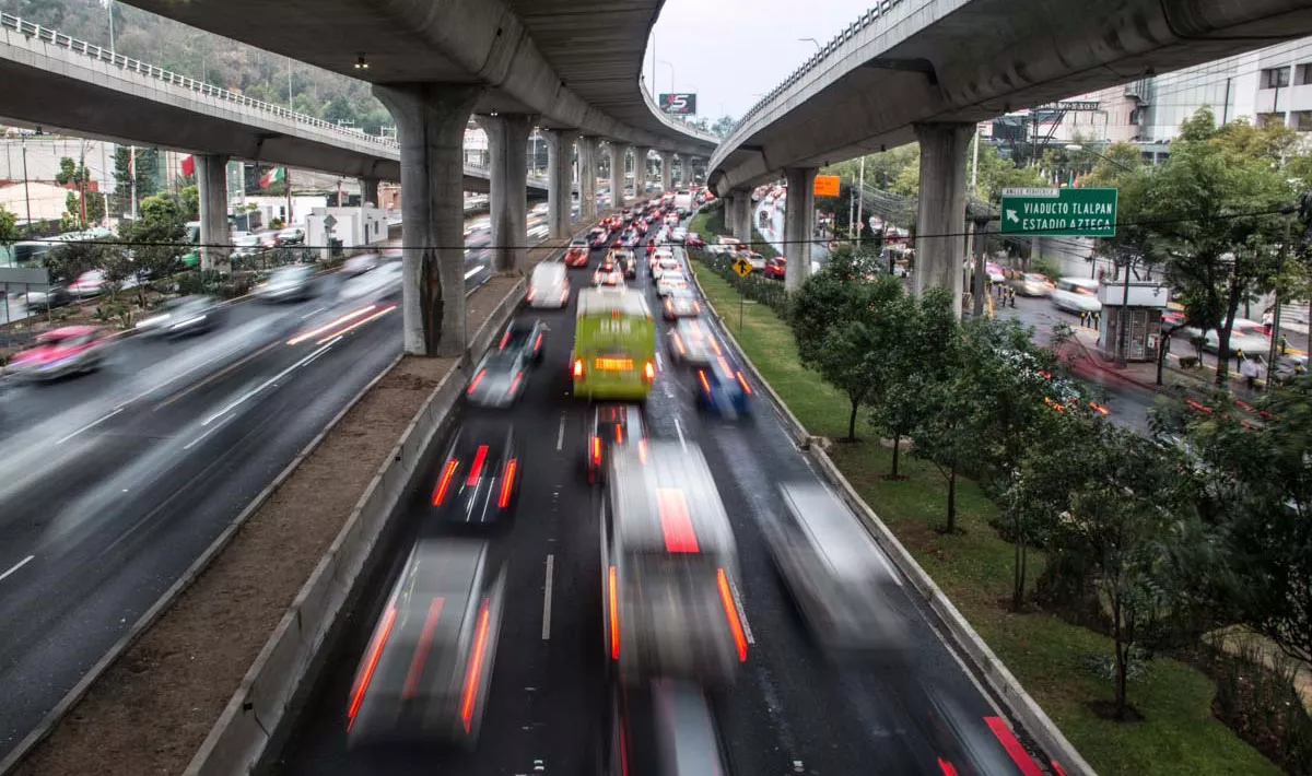 tráfico diciembre por qué es tan pesado (imagen de una vialidad congestionada en la Ciudad de México)