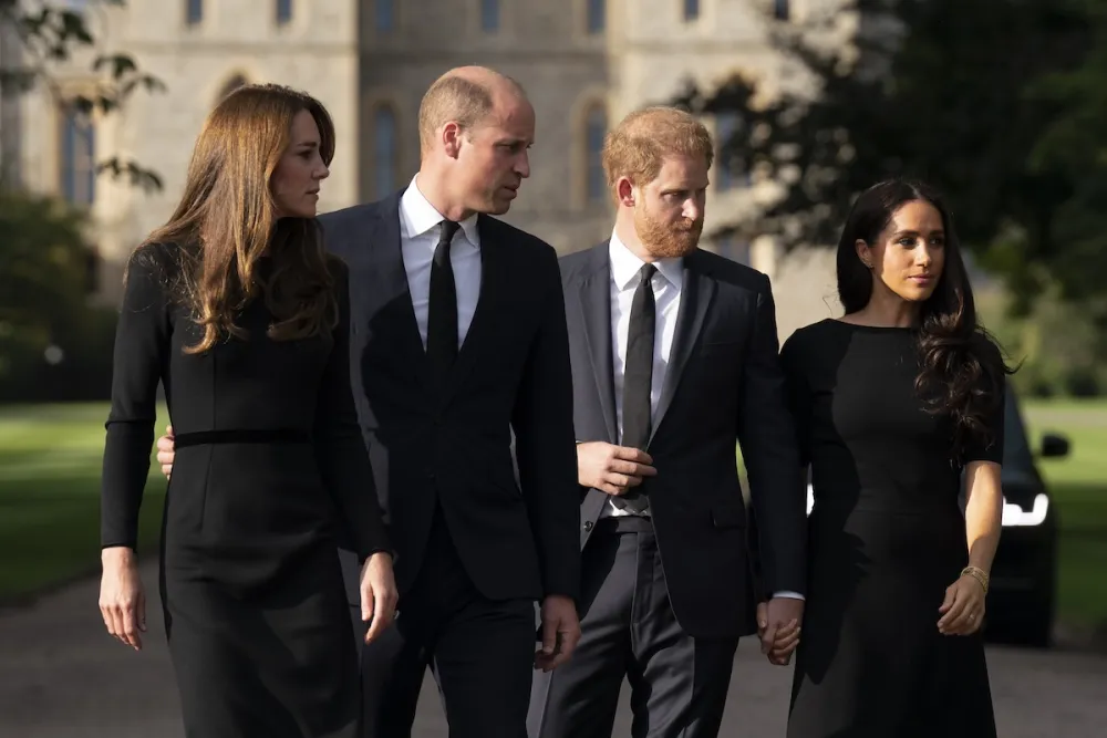 Los príncipes Harry y William junto a sus esposas en el funeral de la reina Isabel II.