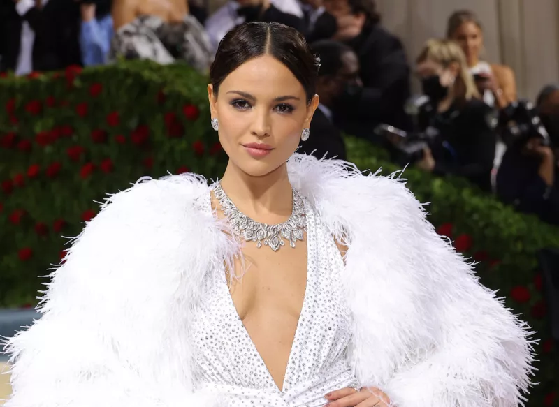 La mexicana Eiza González en un vestido blanco con plumas en la Met Gala 2022. 