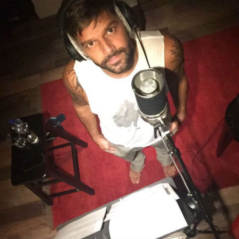 Ricky no ha dejado de trabajar en el estudio de grabación.