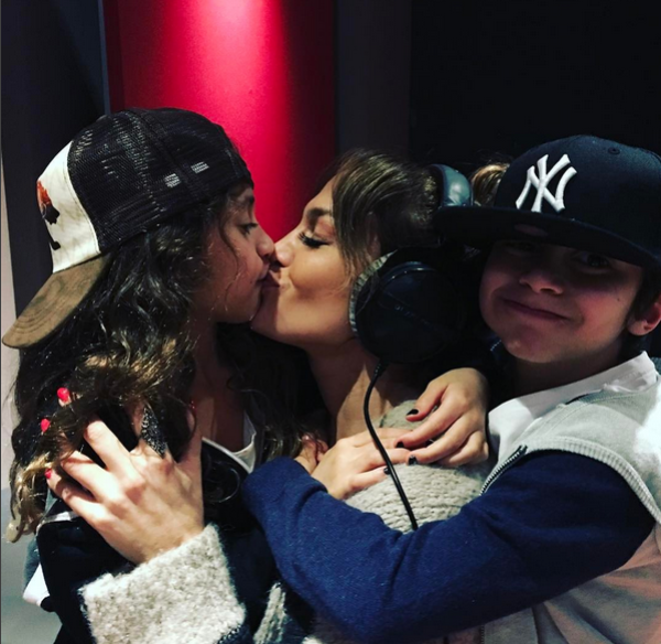 Jennifer López y sus hijos