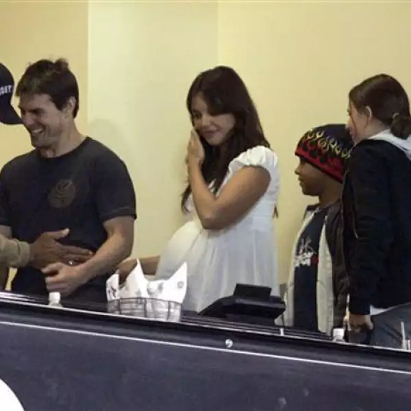 A pesar de que son hijos adoptivos, Isabella y Connor, niños que tomaron como propios Nicole Kidman y Tom Cruise cuando estaban juntos, Katie Holmes se ha encargado de tener una buena relación con ellos, dejando ver que es una buena madre.