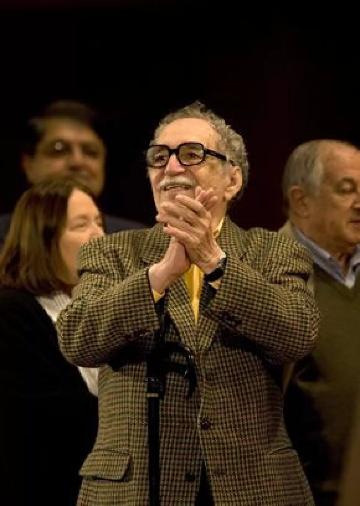 El escritor imparte un seminario de guionismo cinematográfico a jóvenes de la Habana.