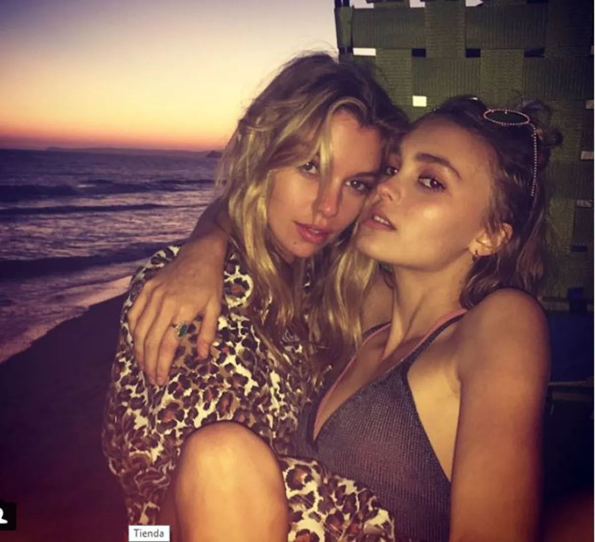 Stella Maxwell y Lily-Rose Depp.