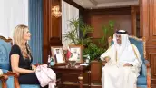La vicepresidenta del Parlamento Europeo, Eva Kailí, habla con el ministro de trabajo de Qatar, Ali bin Samikh Al Marri, en una visita en Doha, Qatar. 