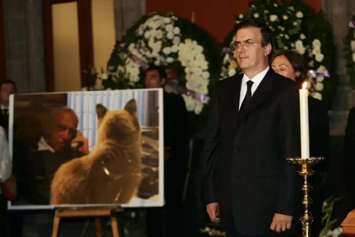 Marcelo Ebrard también asistió al funeral. .