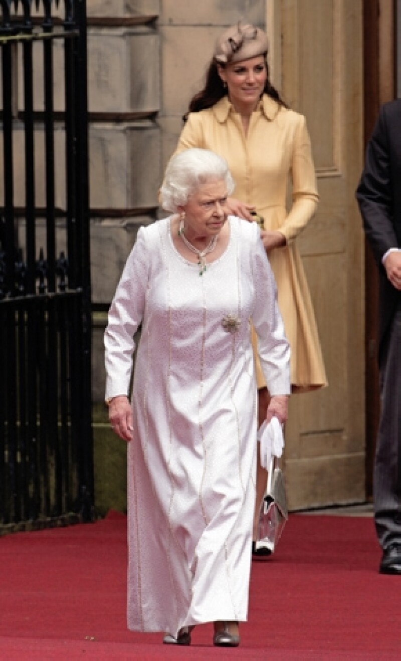Dicen que la reina Isabel II aprecia mucho a Kate por su sencillez y carisma.