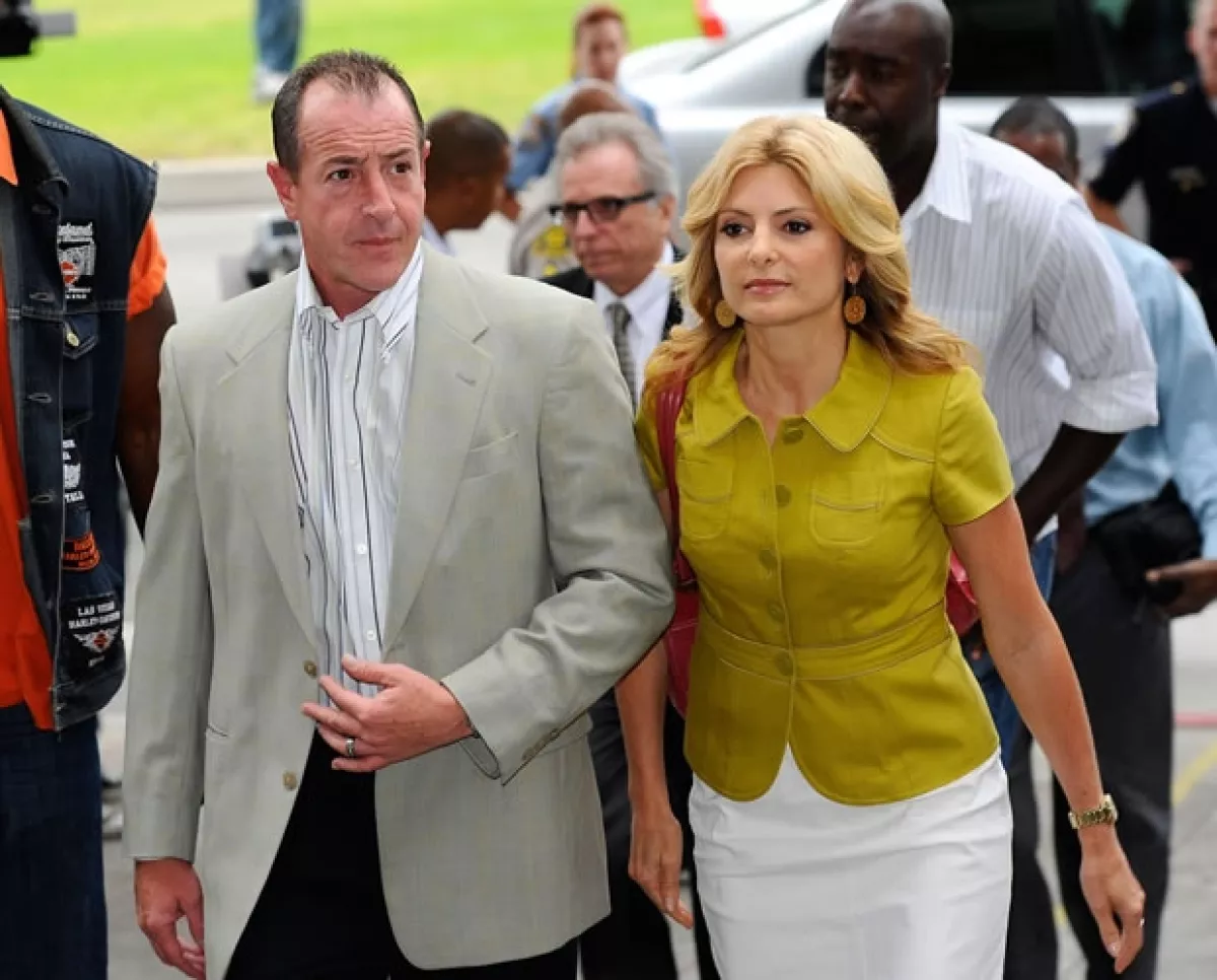 El papá de Lindsay, Michael Lohan, llegando a la corte minutos antes que su hija. Aquí acompañado por su representante.