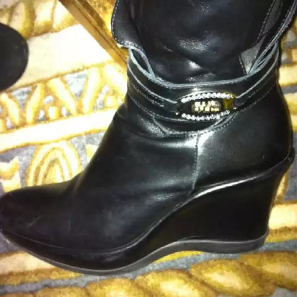 En su clóset también están estas lindas botas negras.